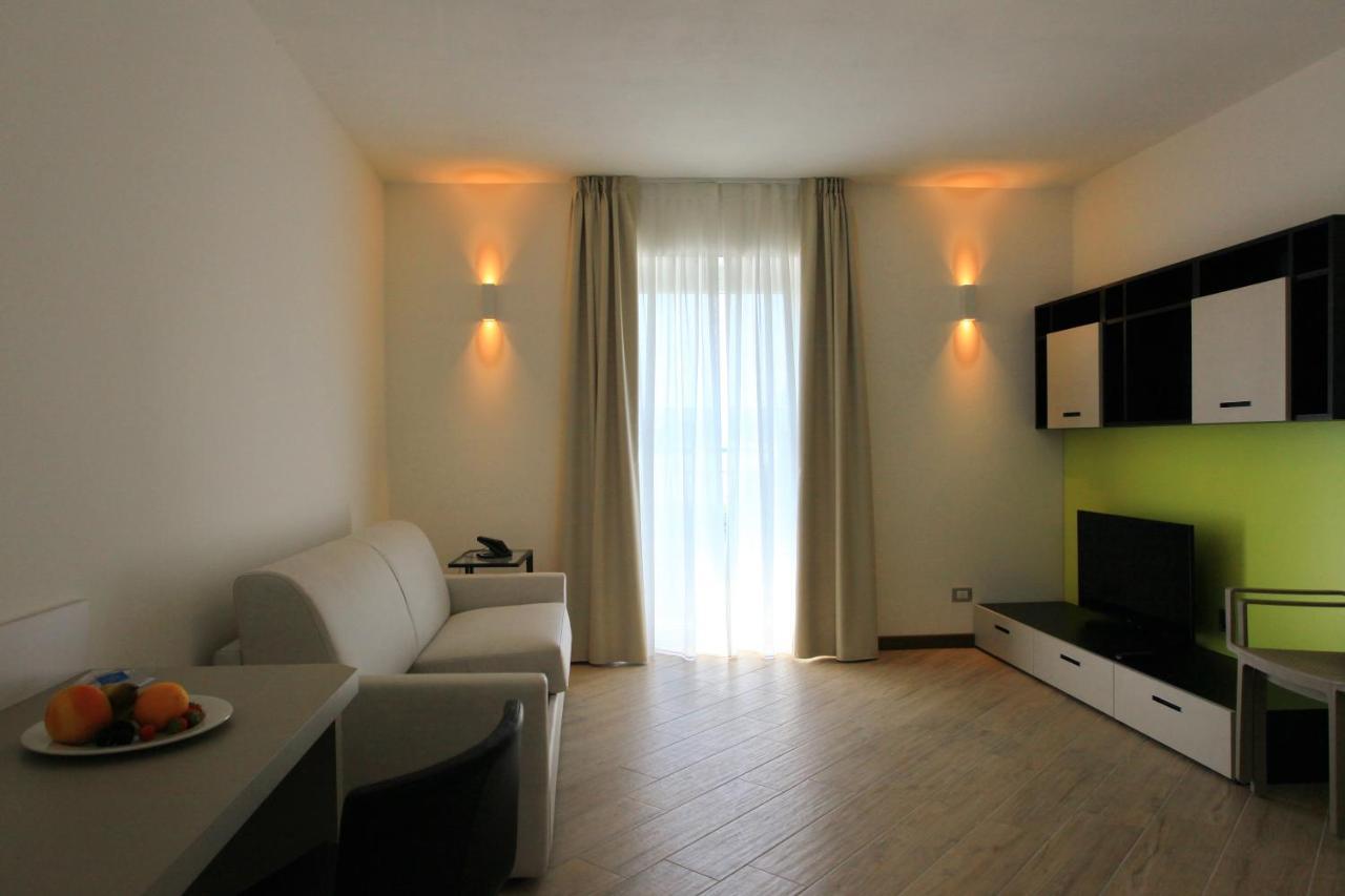 Hotel Ponti Angera Bagian luar foto
