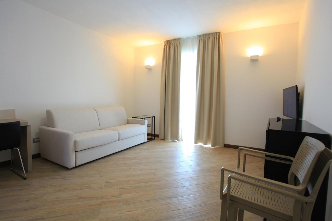 Hotel Ponti Angera Bagian luar foto