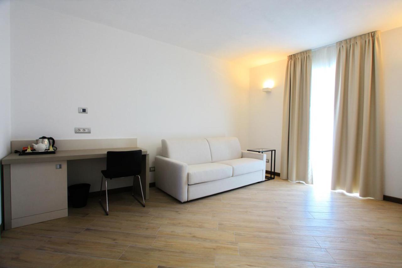 Hotel Ponti Angera Bagian luar foto