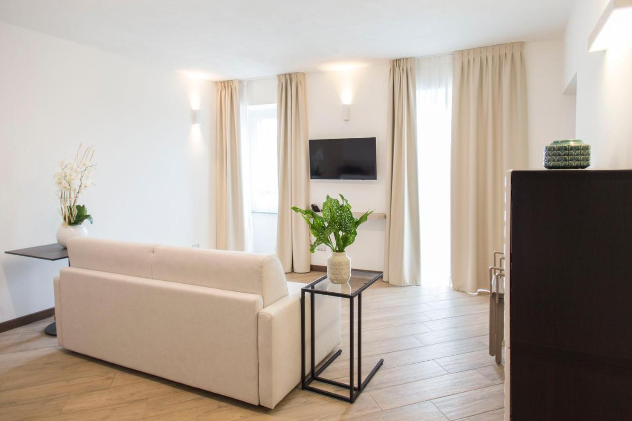 Hotel Ponti Angera Bagian luar foto