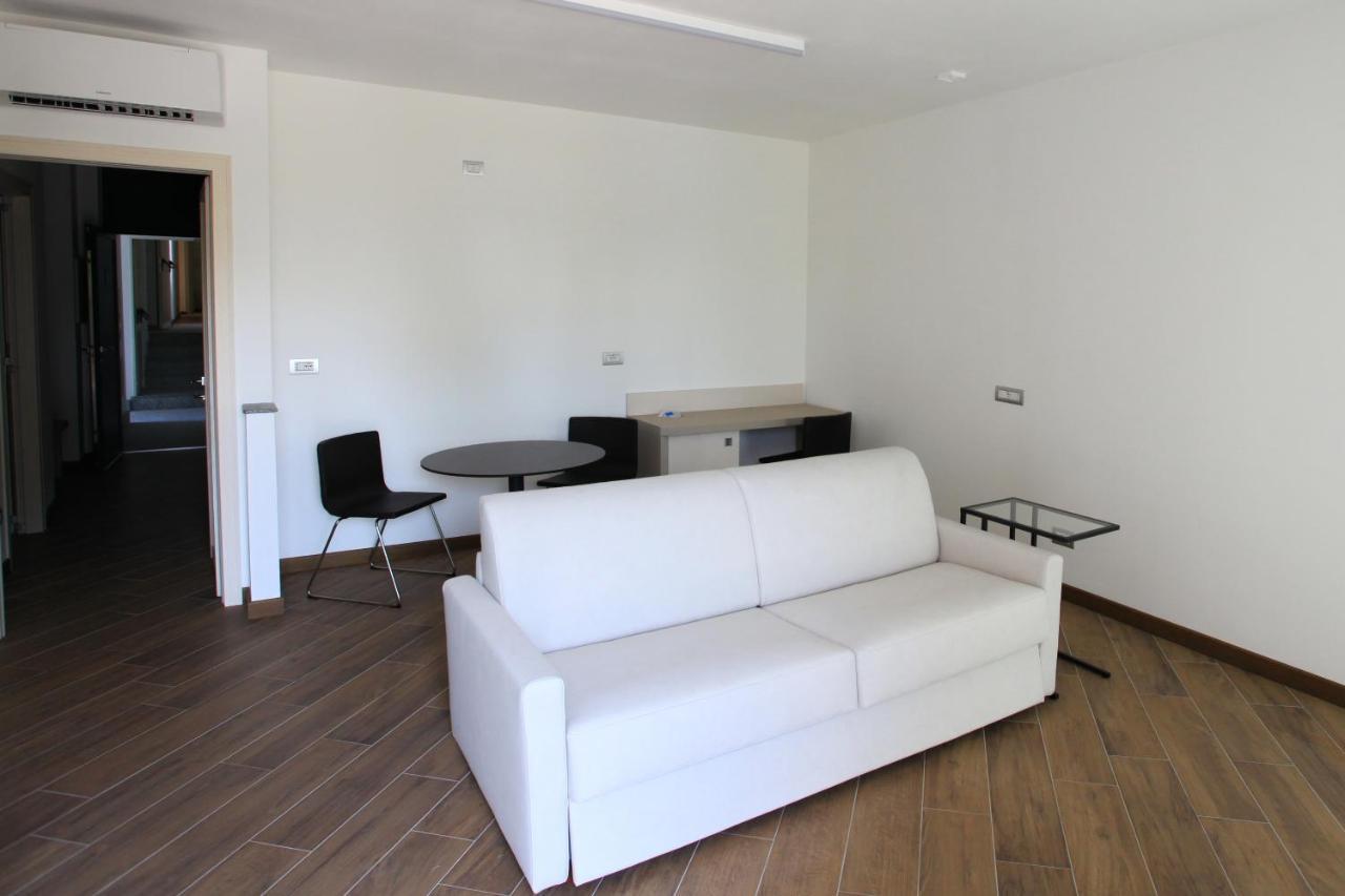 Hotel Ponti Angera Bagian luar foto