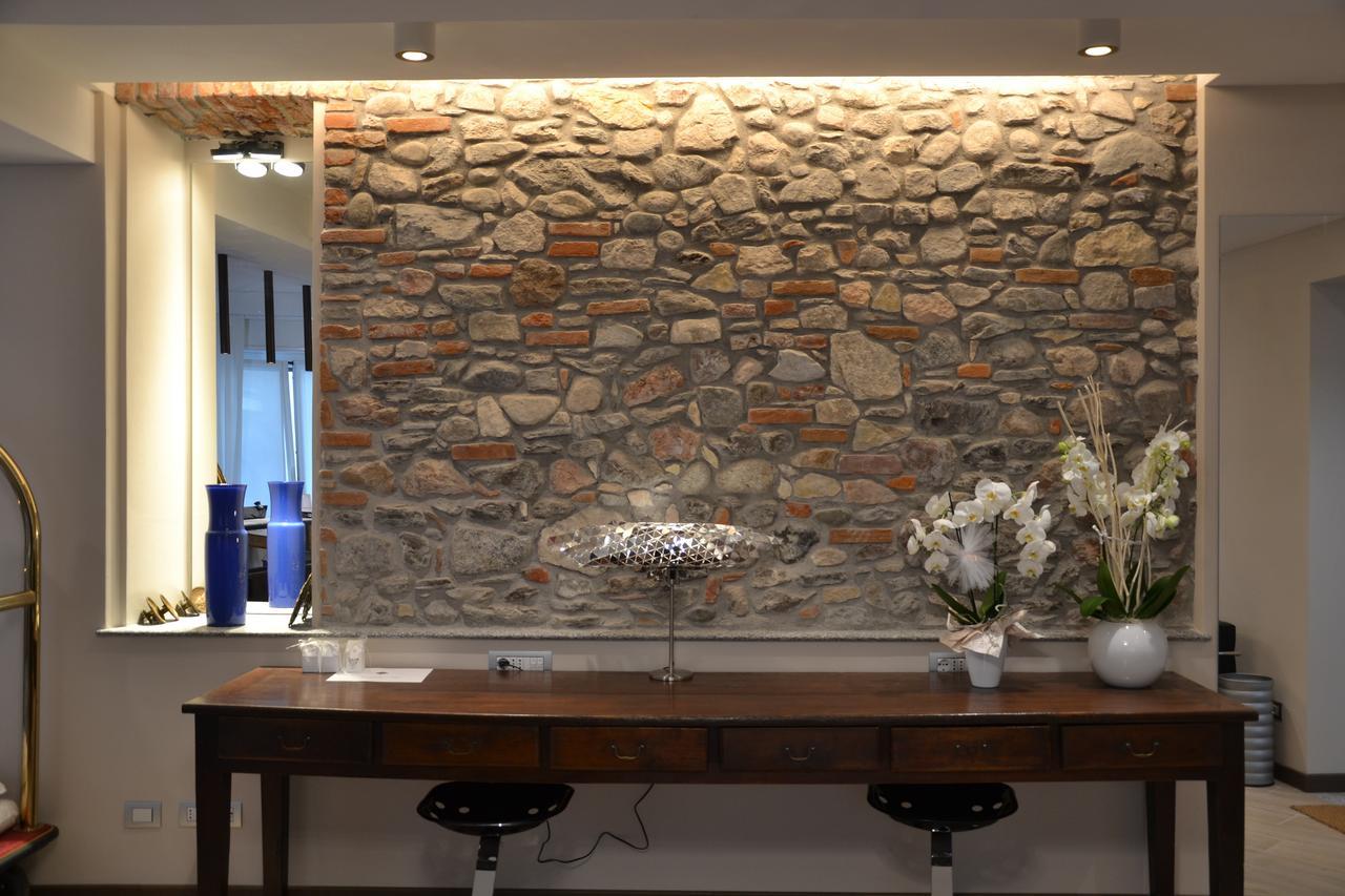 Hotel Ponti Angera Bagian luar foto