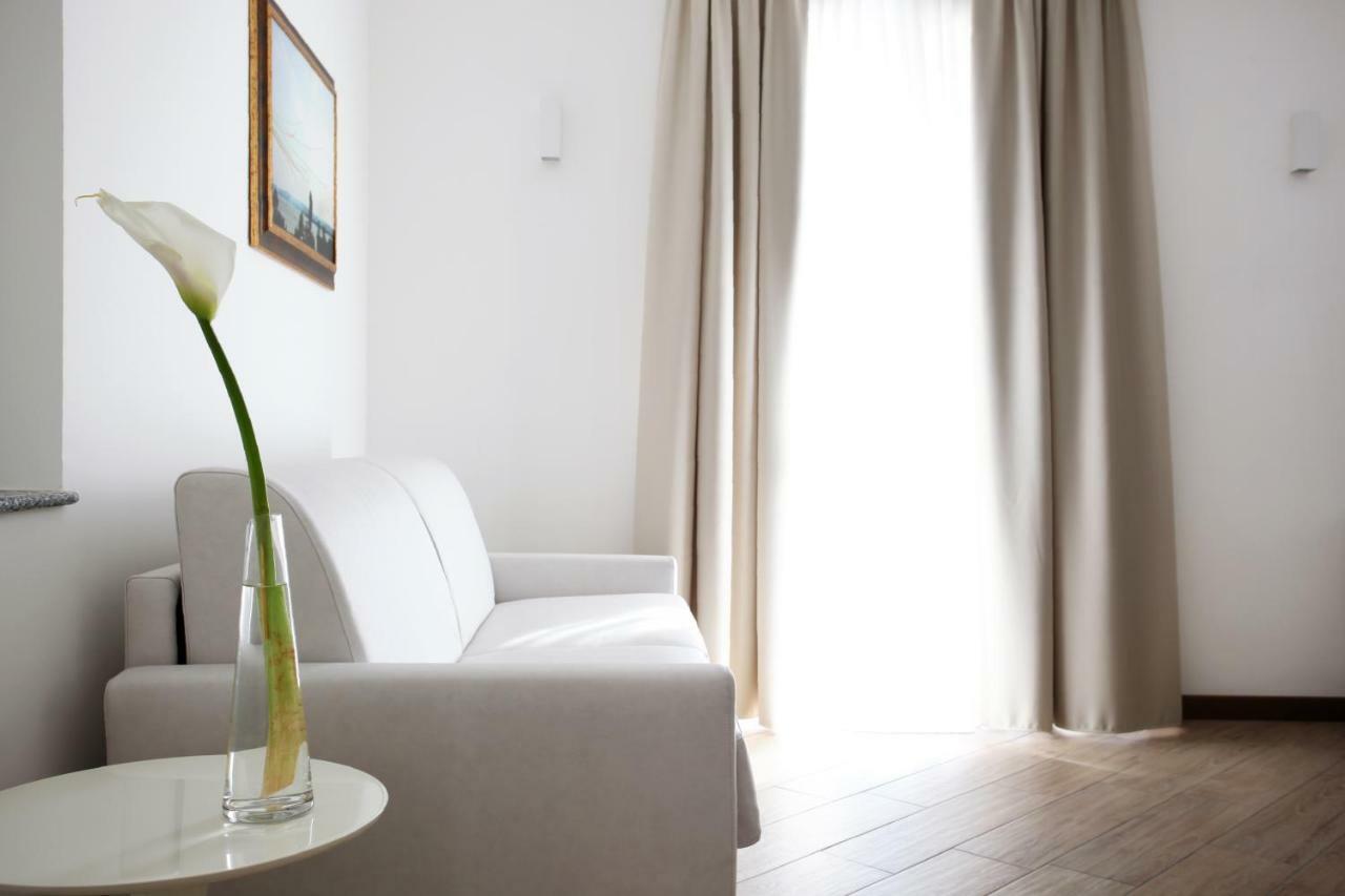 Hotel Ponti Angera Bagian luar foto